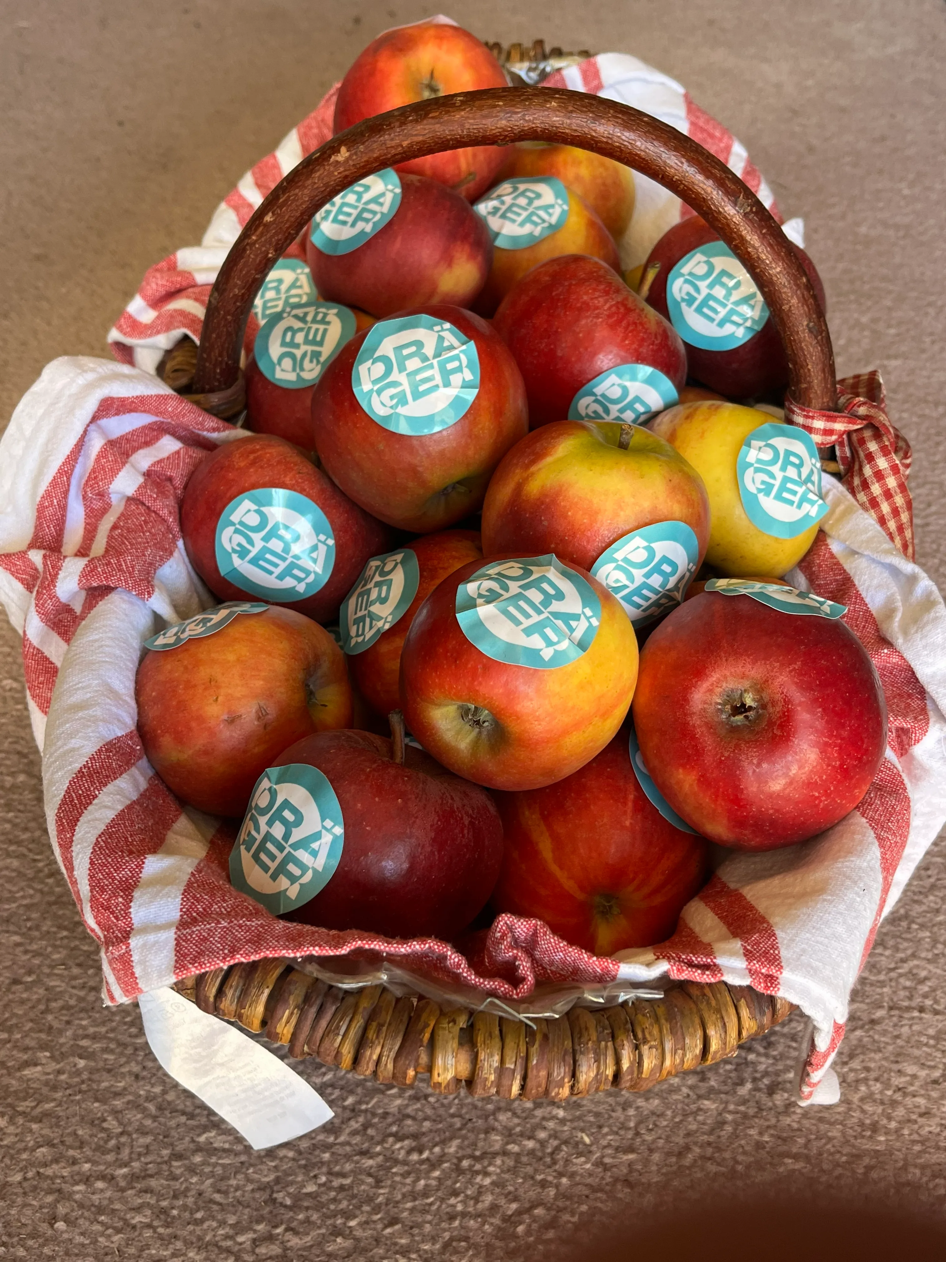 Zur Stärkung für den Nachhauseweg: ein Apfel – natürlich mit Dräger-Sticker.