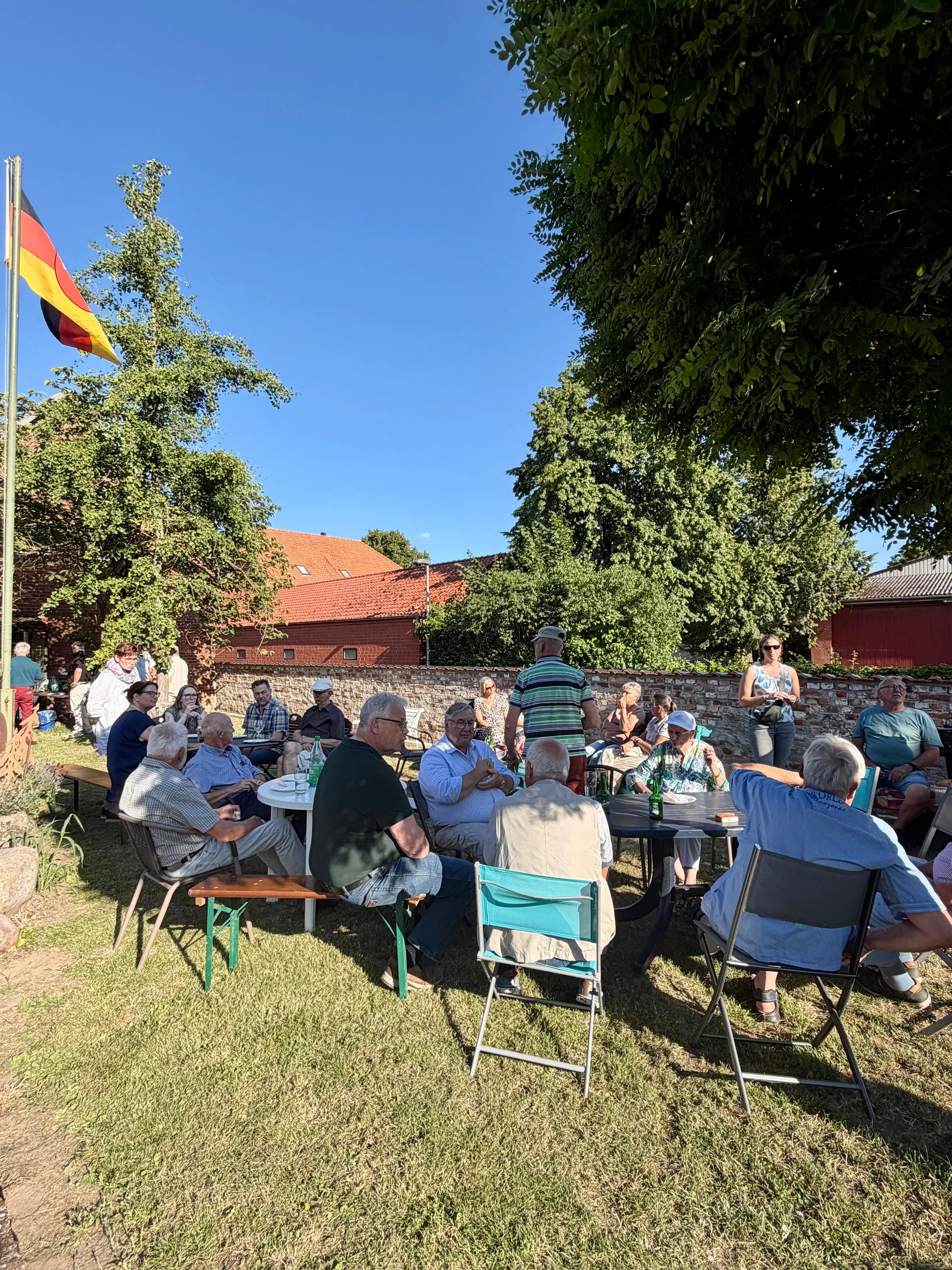 Bei kühlen Getränken und gutem Wetter kamen viele Gäste ins Gespräch.