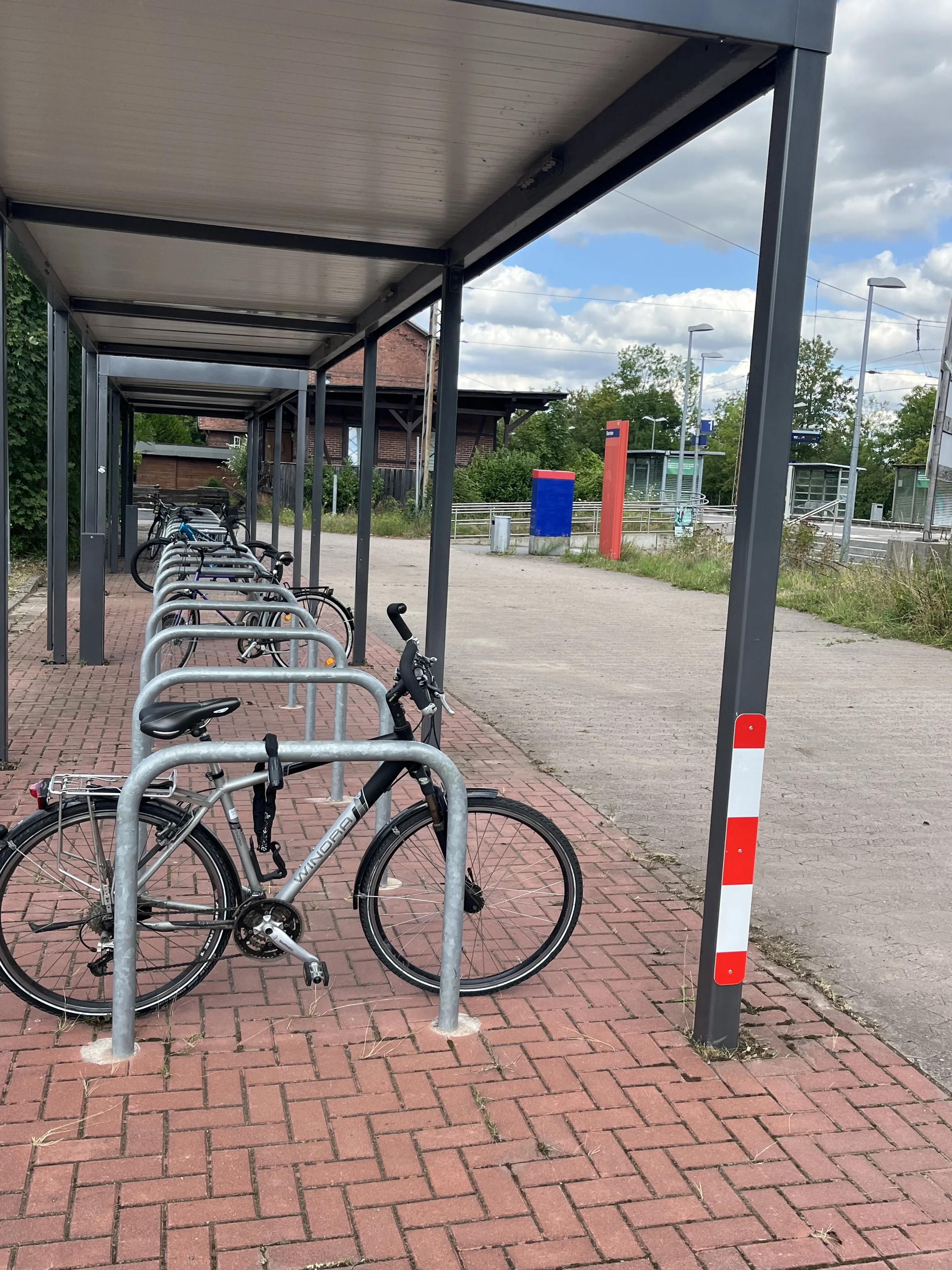 Der Fahrradunterstand am Bahnhof Barnten nach der Aktion