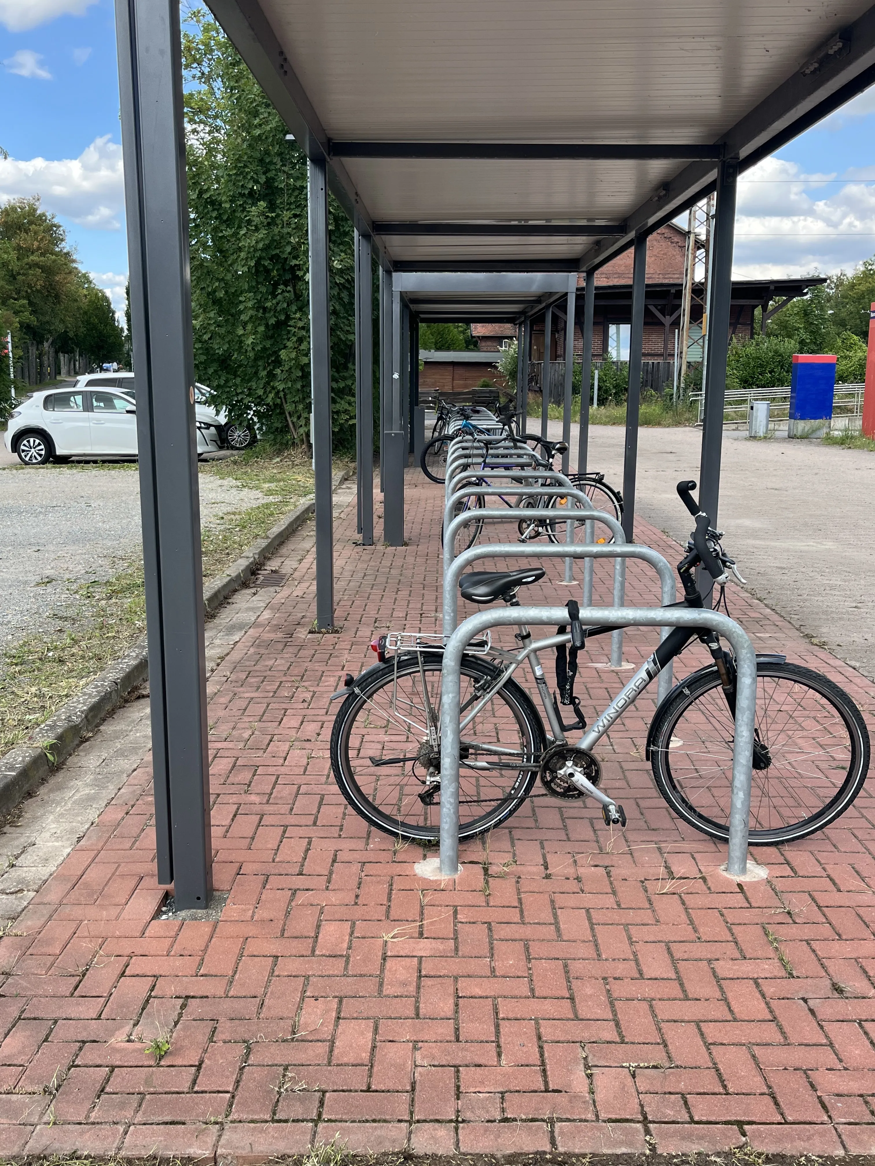 Der Fahrradunterstand am Bahnhof Barnten nach der Grünpflegeaktion