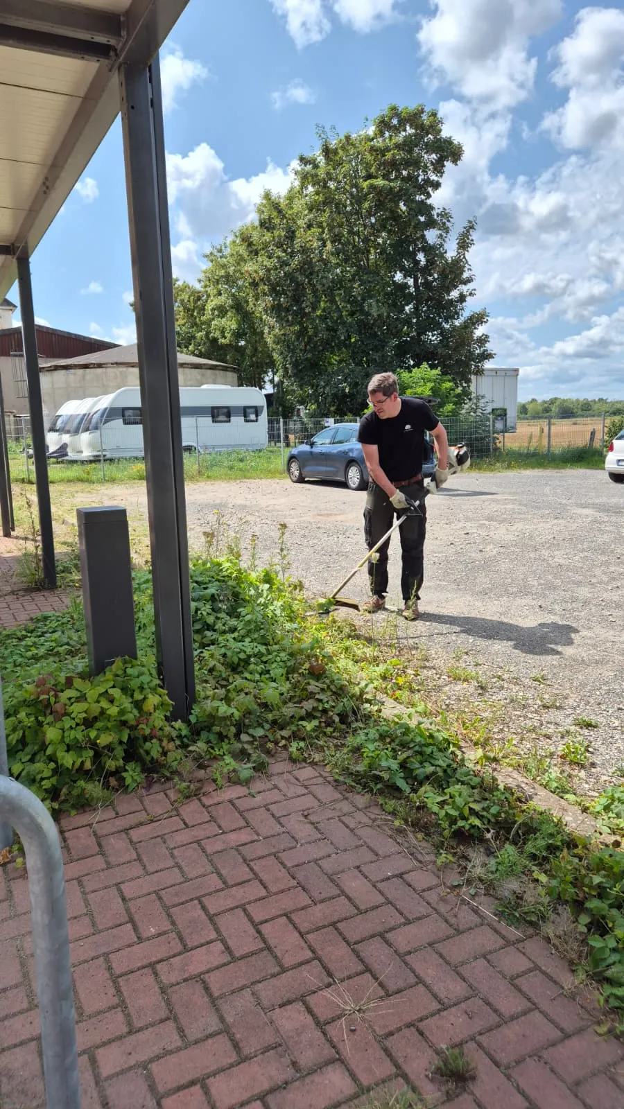 Mit dem Freischneider im Einsatz