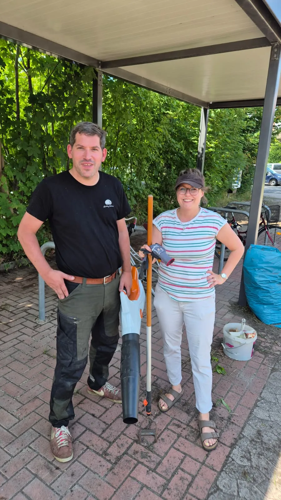 Kai Dräger und Julia Kantack nach der gemeinsamen Grünpflegeaktion am Bahnhof Barnten