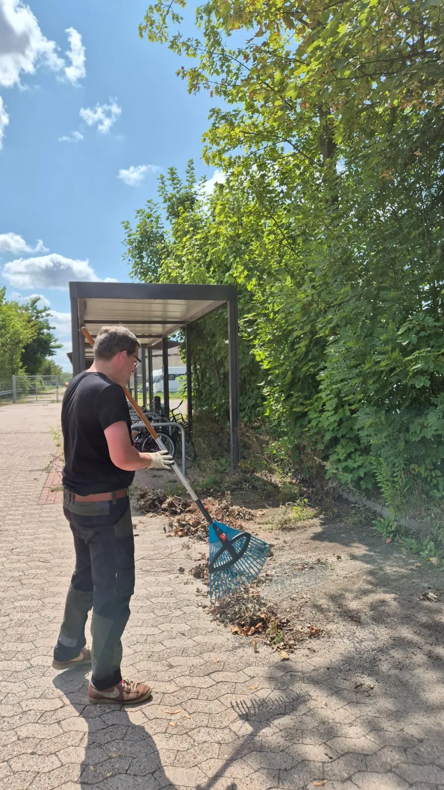 Zusammenrechen des geschnittenen Grüns