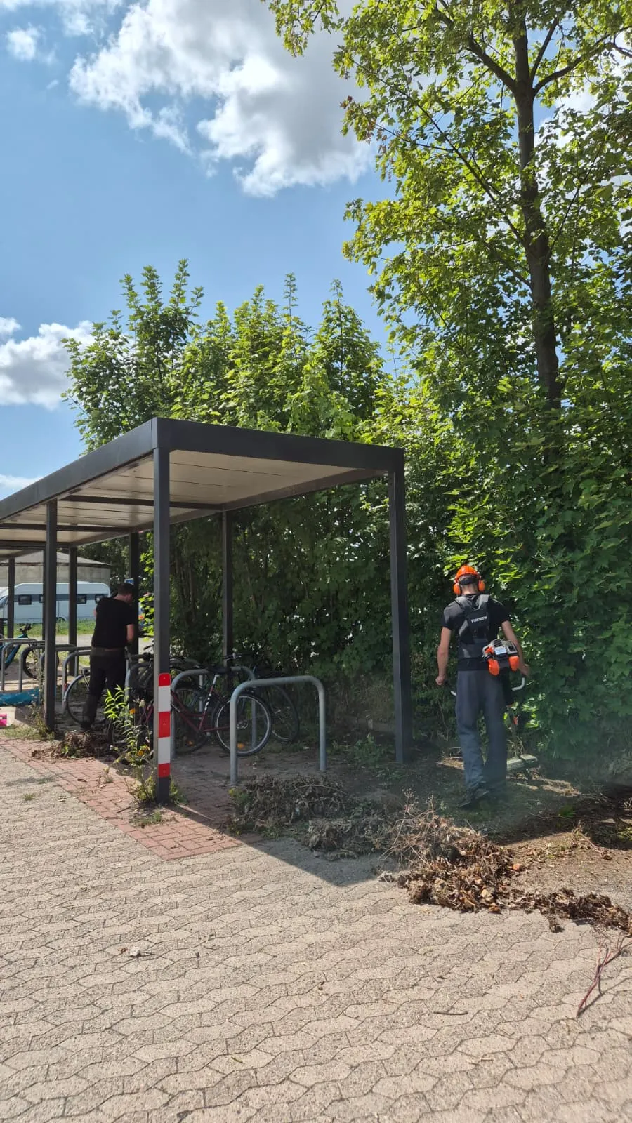 Dennis Kantack und Kai Dräger bei der Grünpflegeaktion
