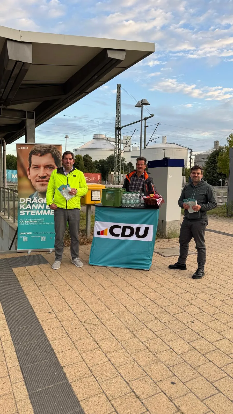 Bürgermeisterkandidat Kai Dräger (l.) beim Verteilen der Frühstückstüten für Pendlerinnen und Pendler am Bahnhof Nordstemmen, begleitet von den Gemeinderatskandidaten.