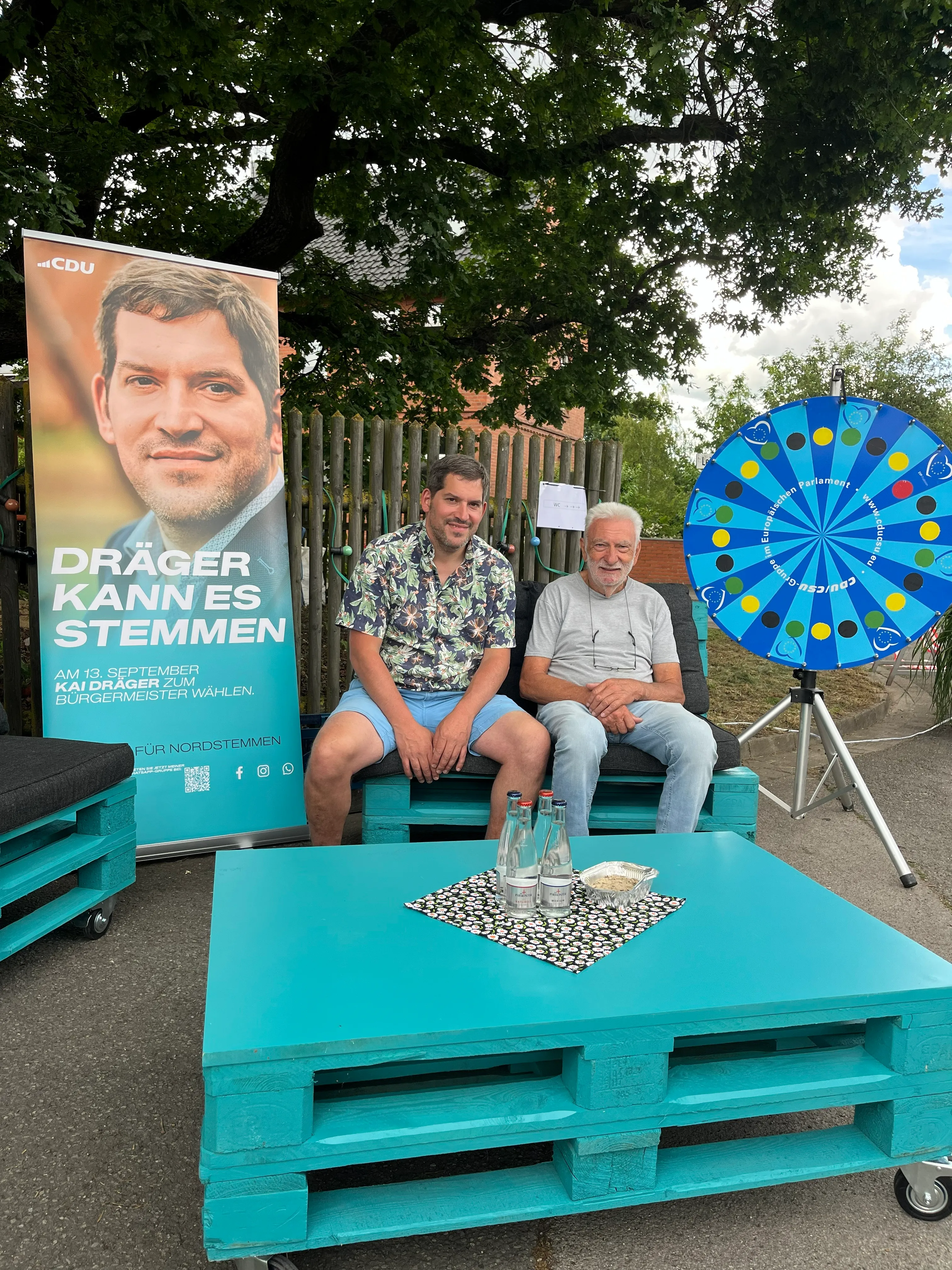 Kai Dräger in seiner Wahlkampf-Lounge beim Straßenfest in Barnten